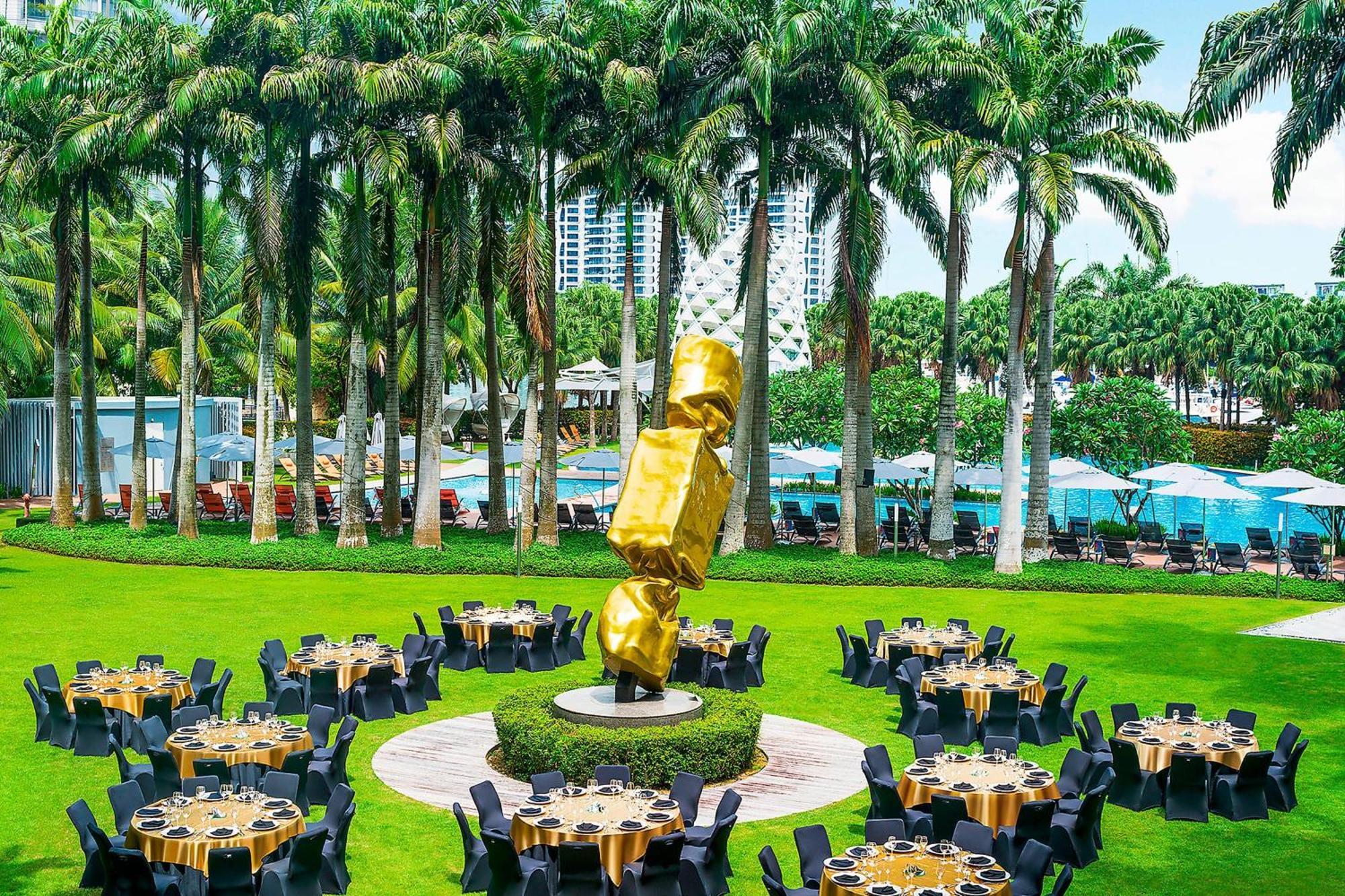 W Singapore - Sentosa Cove Εξωτερικό φωτογραφία The lawn at the hotel
