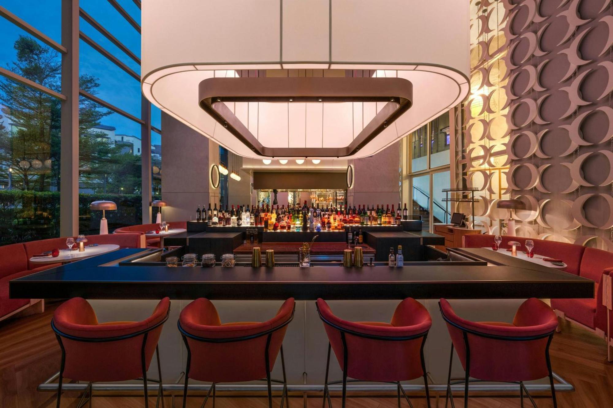 W Singapore - Sentosa Cove Εξωτερικό φωτογραφία The bar at the hotel