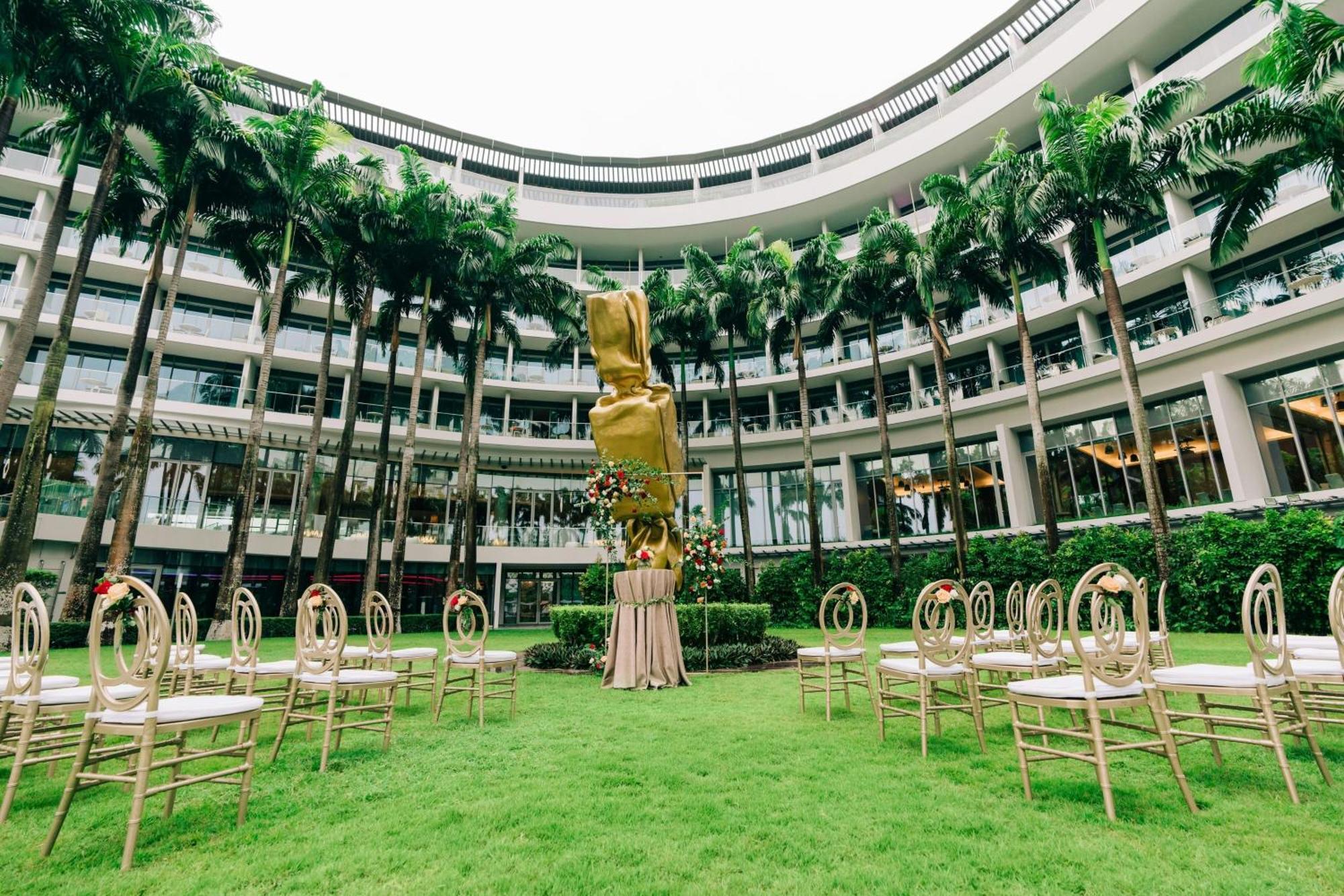 W Singapore - Sentosa Cove Εξωτερικό φωτογραφία The lawn at the hotel
